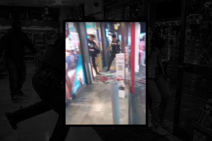 Los policías del servicio urbano recogen evidencias en el lugar de los hechos.