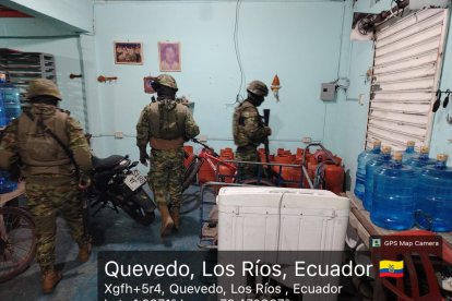 En una propiedad contigua, los militares encontraron cilindros de gas.