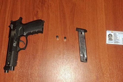 Este es el arma de fuego que le decomisaron al sospechoso.