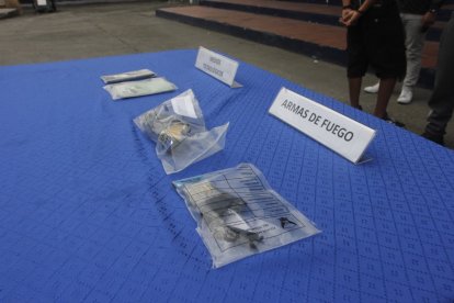 Evidencias como armas y municiones fueron halladas en el vehículo de los detenidos.