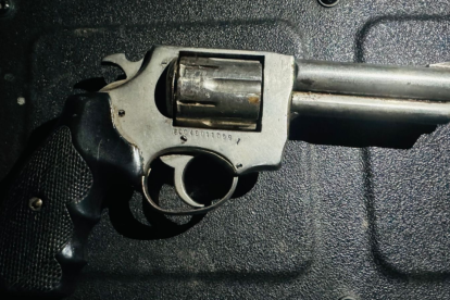 Armas de fuego y municiones fueron incautadas durante el operativo en Naranjito.