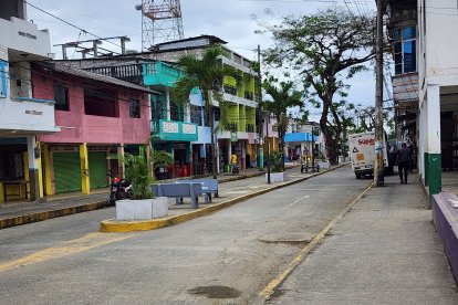Una de las principales calles de Muisne, donde la vida cotidiana transcurre entre comercio y tránsito, marcada ahora por la preocupación tras el reciente ataque armado.