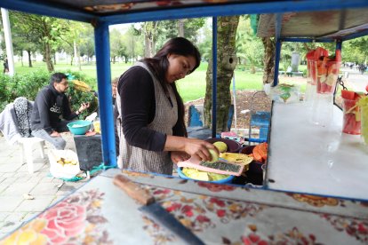 La nieta de Lupe la ayuda en las ventas.