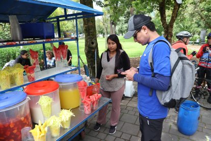 Doña Lupe tiene clientes de todas las edades.