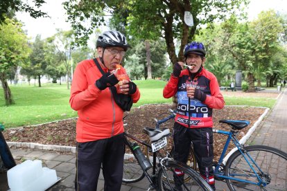 Los deportistas son los clientes fijos de la señora.