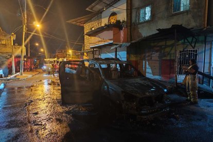Después del ataque contra las personas, se reportó un vehículo incinerado.