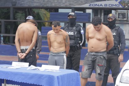 El adolescente y los dos adultos detenidos por la policía.