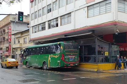 Usuarios del transporte público en Loja expresan su preocupación por el alza del pasaje y exigen mejoras en el servicio y las rutas.