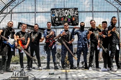 La banda mixta combina uniformes institucionales con estética del rock.