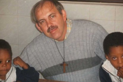 Pedro Manuel Salado, misionero del Hogar de Nazaret, compartiendo un momento de cercanía con los niños que acogía en Quinindé, símbolo de su entrega paternal.