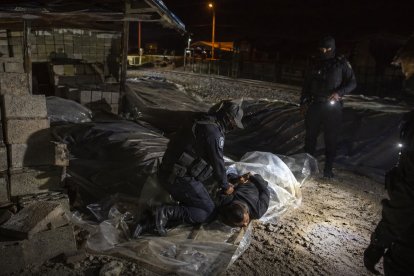 A uno de los sospechosos lo encontraron debajo de unos plásticos.