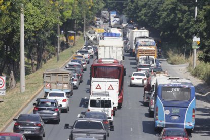 Larga fila de vehículos se formó tras el choque en la vía Guayaquil–Chongón.