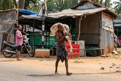 Según el hombre, el banco no le quería dar el dinero sin su hermana presente.