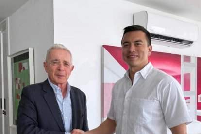 Imagen de Uribe y Noboa circula en redes en medio de tensiones políticas regionales.
