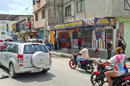 Comerciantes y transeúntes observan la presencia policial en Codesa, donde el asesinato de Jefferson Quiñónez Zambrano interrumpió la rutina del mediodía en Esmeraldas.