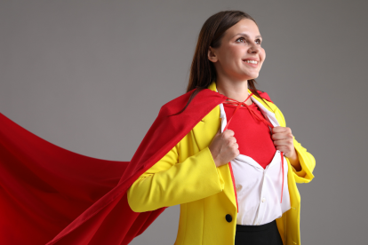 El verdadero heroísmo radica en valores como la empatía, la valentía y el compromiso, presentes tanto en figuras de comics como en héroes de la vida real