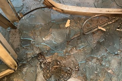 El artefacto explosivo dejó un hueco en el piso y esparció vidrios por todo el local de belleza en la ciudadela Julio Estupiñán.