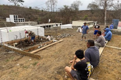 Vecinos ayudaron a las familias afectadas para construir las bóvedas.