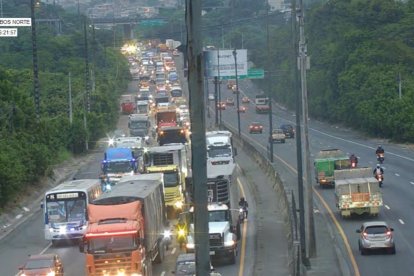 Así se ve el tráfico en la avenida Perimetral, Guayaquil.