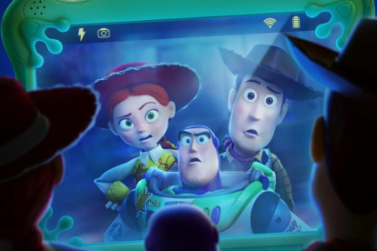 El guion sitúa al vaquero en un mundo donde los dispositivos electrónicos