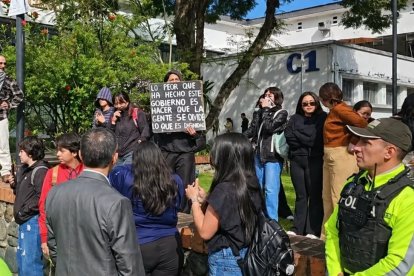 Estudiantes protestaron en la Universidad de Cuenca durante la visita de la vicepresidenta María José Pinto,