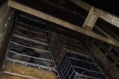 La carga estaba distribuida en tanques grandes.