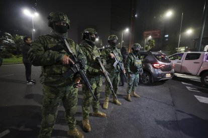 Primer día de toque de queda en Ecuador: 124 detenidos, la mayoría por ...