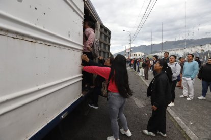 Crisis de buses en Quito: Caos, demoras e inconformidad de usuarios ...