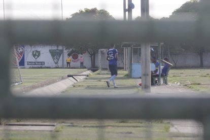 Ataque armado en cancha de Guayaquil deja un muerto y un vehículo ...