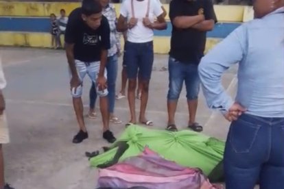 Los cuerpos fueron colocados sobre el cemento de una cancha deportiva de la zona