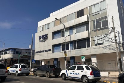 Dos secretarios de la Fiscalía de Manta fueron baleados tras salir de sus labores.