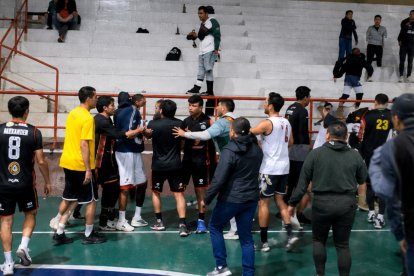 La final de baloncesto entre Sangre Nueva y Crocs terminó en disturbios dentro del coliseo de la Liga Parroquial de Zámbiza.