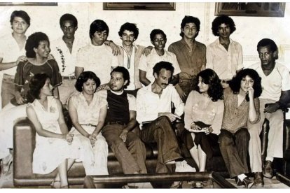 Foto de 1981. Los actores de El Juglar junto a su maestro y director, Ernesto Suárez. Azucena está el segunda fila a la izquierda.