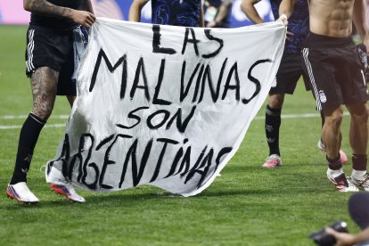 La FIFA prohíbe manifestaciones políticas antes, durante y después del partido.