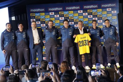 El entrenador argentino recibió la bienvenida de Francisco Egas en la Casa de la Selección.