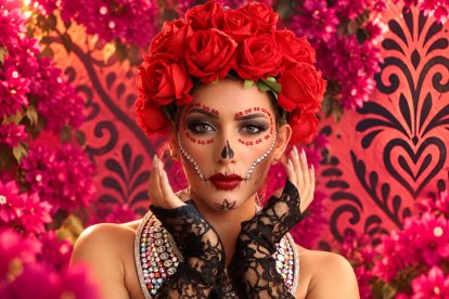 Una Catrina con pedrería y delicados trazos de calavera, sin perder el glamour.