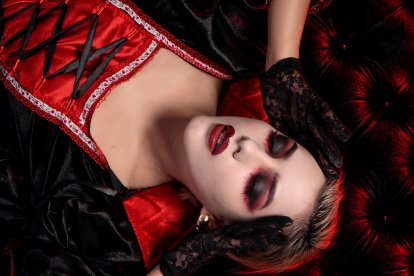 La piel pálida, ojos ahumados en negro y vino, y labios brillantes son la clave del loook.