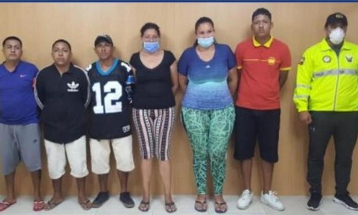 La supuesta banda delincuencial estaba integrada por cuatro hombres y dos mujeres.