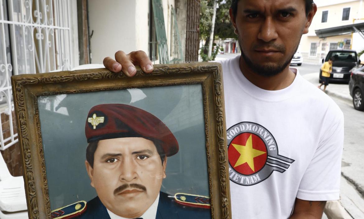 José muestra la foto de su padre, vistiendo el uniforme de las Fuerzas Armadas.