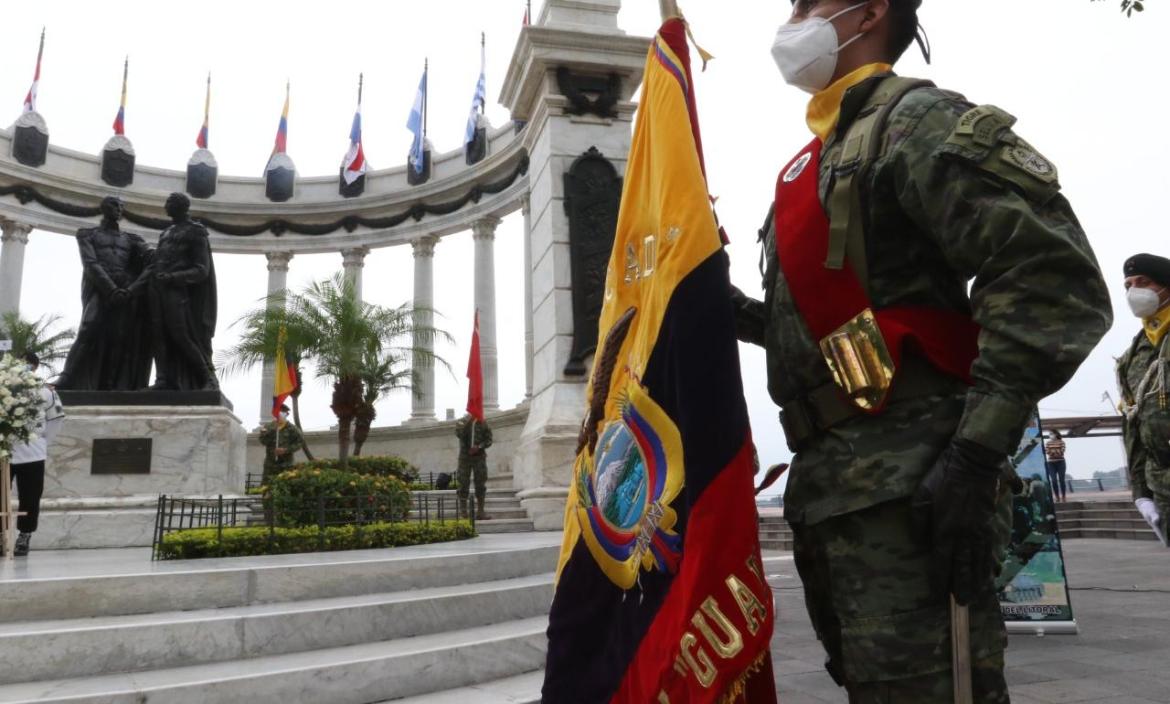 Los militares rindieron tributo al Escudo Nacional en una ceremonia cívica realizada en el hemiciclo de La Rotonda.