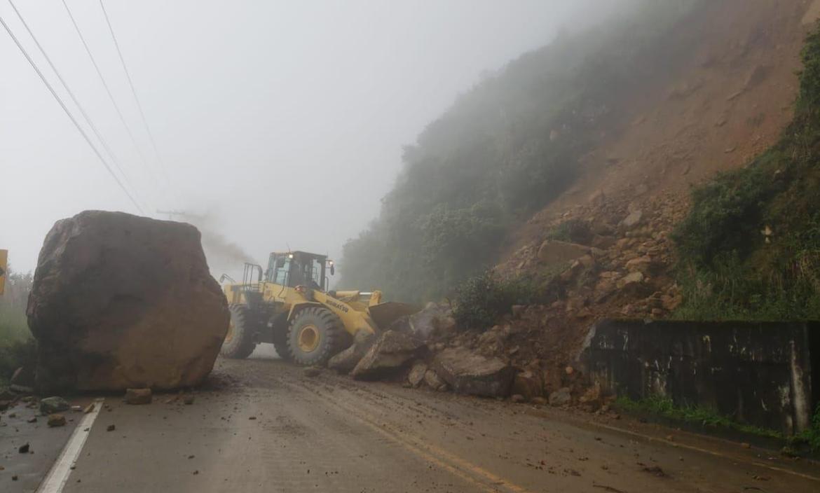 Roca gigante cae en vía Cuenca - Molleturo