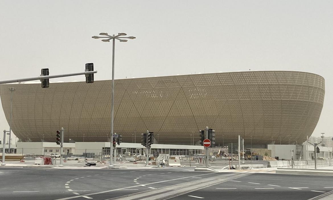 Esta belleza es el estadio ícono Lusail, es el más grande del Mundial Catar 2022. Aquí se jugará la final. Tiene una capacidad para 80.000 personas. Está inspirado en la edad de oro del arte y la artesanía árabe e islámica.