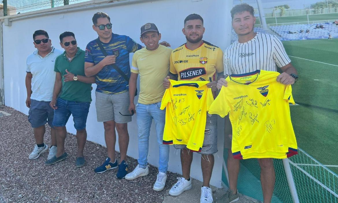 Un grupo de compatriotas llegó hasta la Torre Resort en Murcia, donde Ecuador  hizo su último entrenamiento.