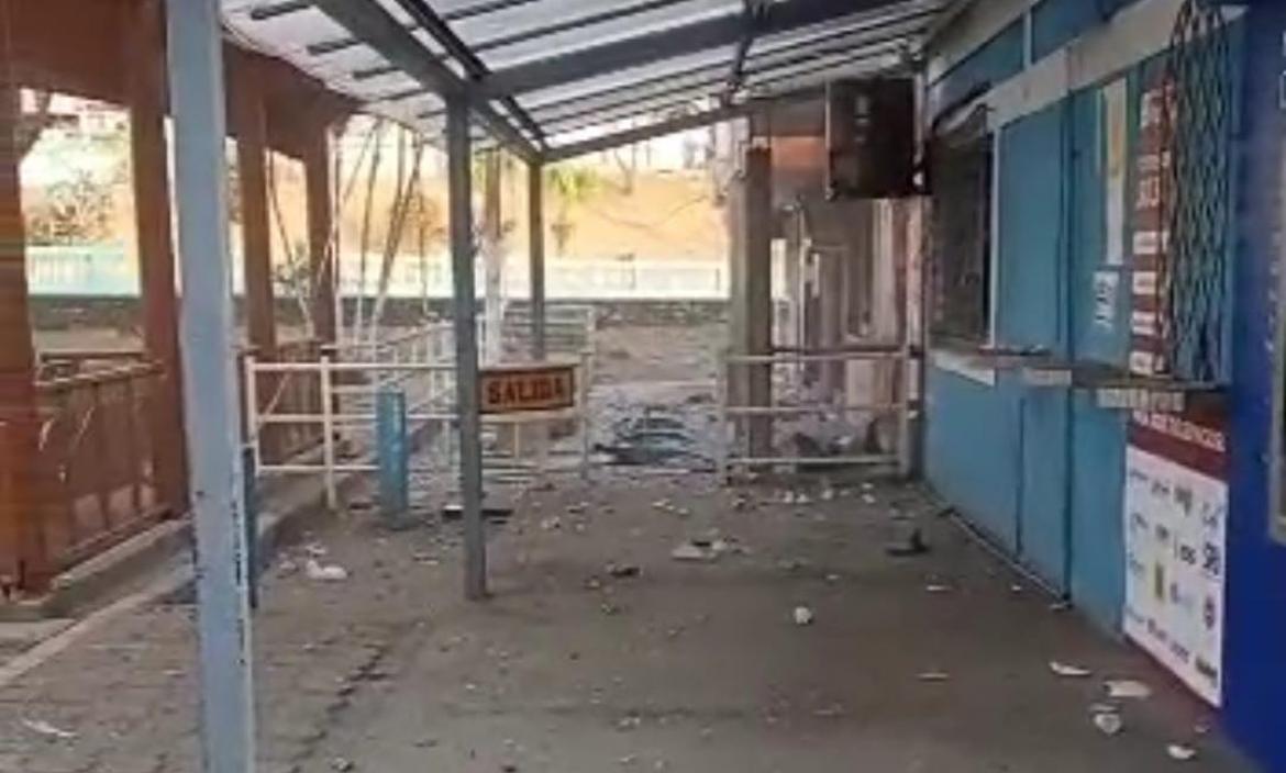 Así quedó el exterior del Municipio de Durán tras la explosión.