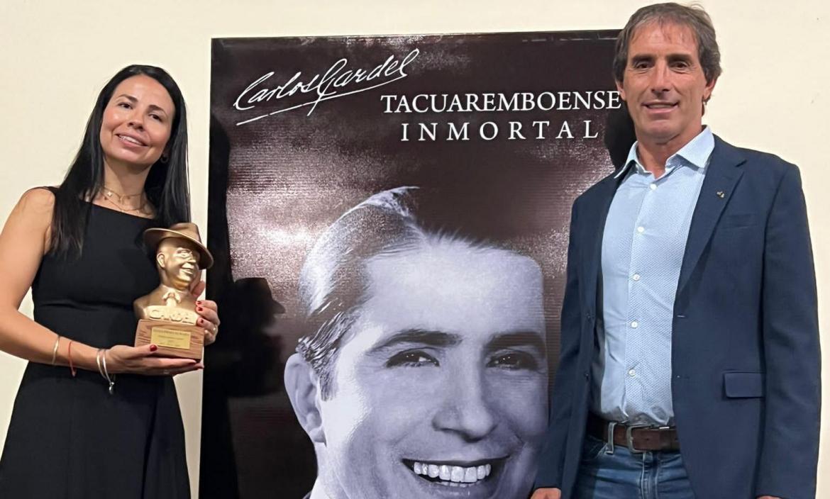 Los Almada en Uruguay, recibiendo el premio Carlos Gardel de Oro, Analia Wilkins y su esposo Guillermo.
