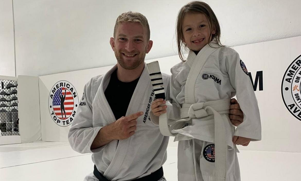 Lucía tuvo su primera clase de jiu-jitsu brasileño en el 2022.  Se entusiasmó al ver a su papá Dani entrenando.