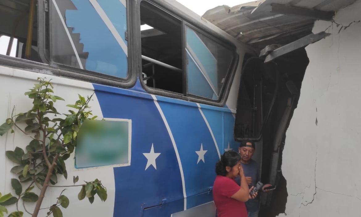 Un bus se impactó contra una vivienda en Flor de Bastión.