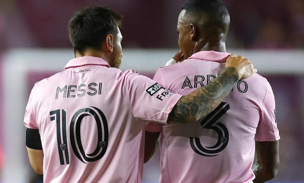 Para la historia, Lionel Messi sale abrazando a Arroyo de un partido del Inter Miami.