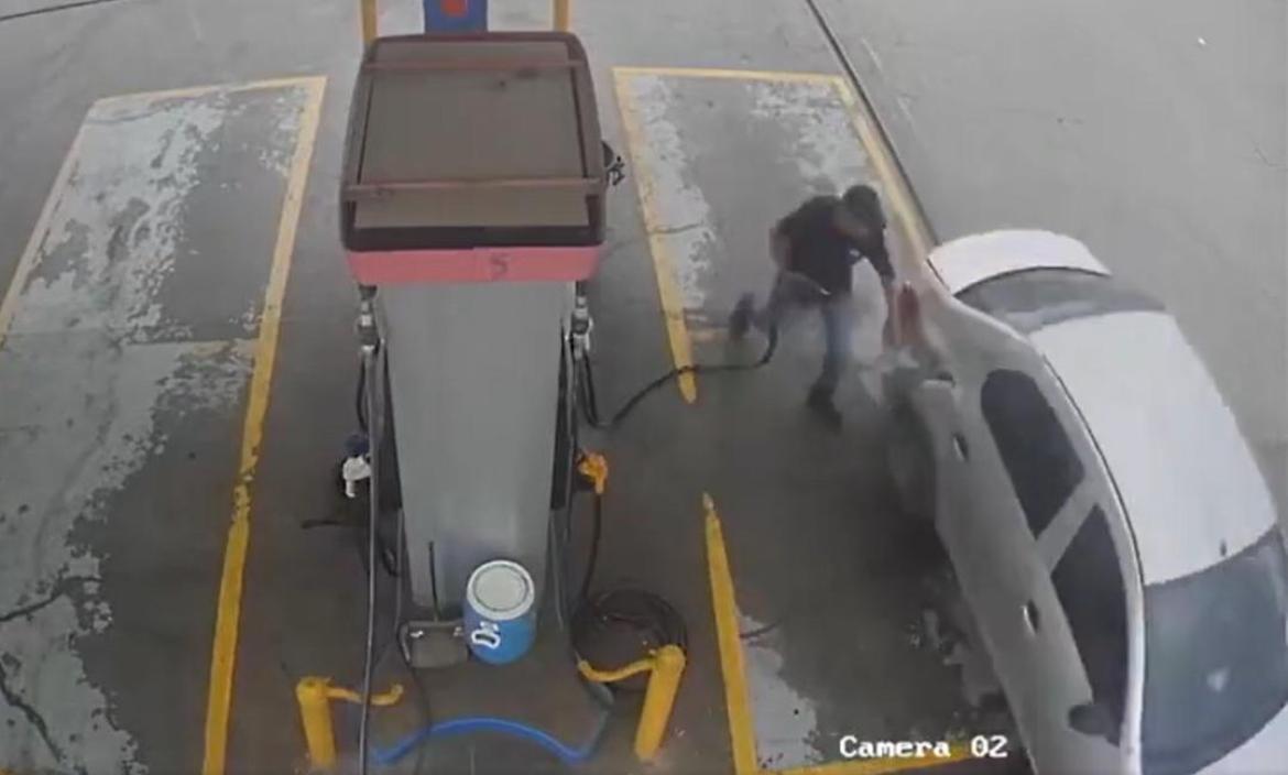 conductor huye de gasolinera