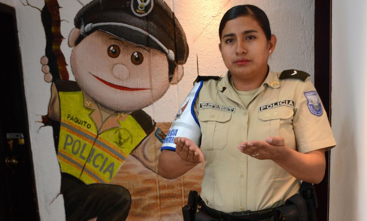policía - lenguaje de señas - Quito
